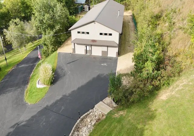 Photo 3 of Single family home for sale at 5000 County 21, La Crescent, MN 55947 | MLS# 7149166 | Listing updated on 2026-09-25