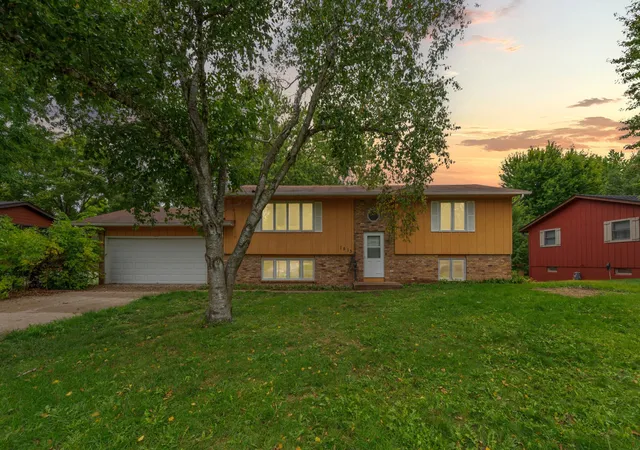 Photo 2 of Single family home for sale at 1513 Eisenhower Ct, Northfield, MN 55057 | MLS# 7149167 | Listing updated on 2026-09-25