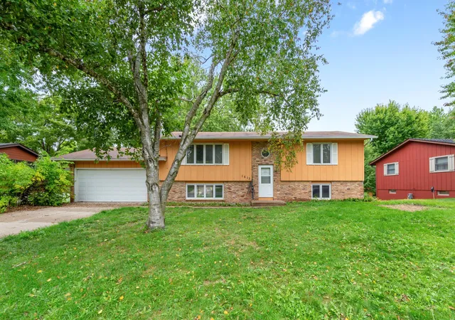Photo 3 of Single family home for sale at 1513 Eisenhower Ct, Northfield, MN 55057 | MLS# 7149167 | Listing updated on 2026-09-25