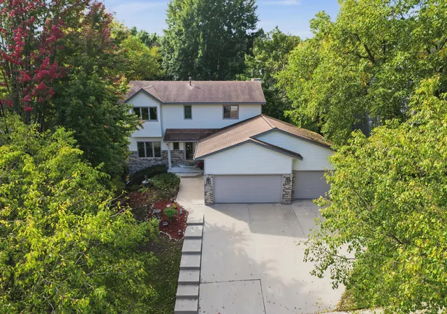 Photo 1 of Single family home for sale at 2112 Parkwood Hills Dr Ne, Rochester, MN 55906 | MLS# 7149311 | Listing updated on 2026-10-03