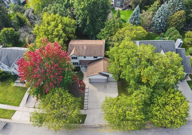 Photo 2 of Single family home for sale at 2112 Parkwood Hills Dr Ne, Rochester, MN 55906 | MLS# 7149311 | Listing updated on 2026-10-03