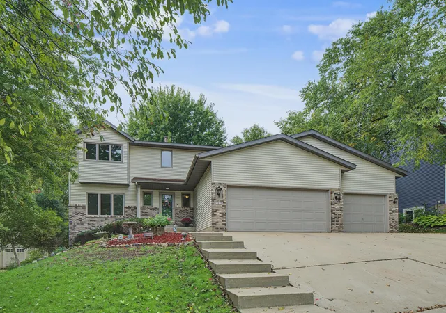 Photo 3 of Single family home for sale at 2112 Parkwood Hills Dr Ne, Rochester, MN 55906 | MLS# 7149311 | Listing updated on 2026-10-03