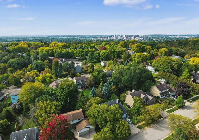 Photo 3 of Single family home for sale at 2112 Parkwood Hills Dr NE, Rochester, MN 55906 | MLS# 7149311 | Listing updated on 2026-10-03