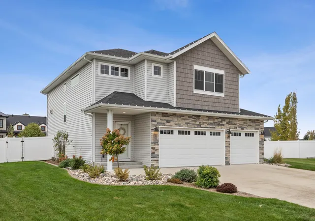 Photo 2 of Single family home for sale at 6054 Autumn Dr S, Fargo, ND 58104 | MLS# 7149384 | Listing updated on 2026-10-01