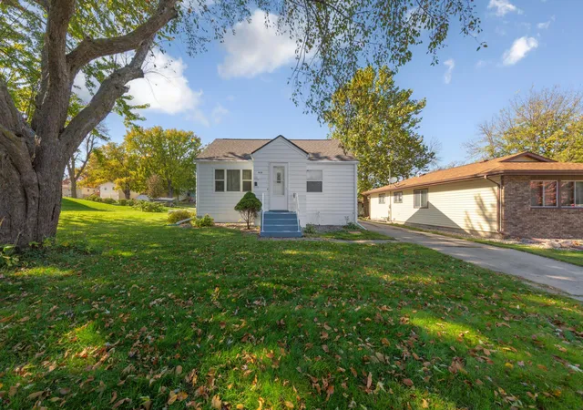 Photo 2 of Single family home for sale at 416 10th Street Se, Waseca, MN 56093 | MLS# 7149388 | Listing updated on 2026-10-23