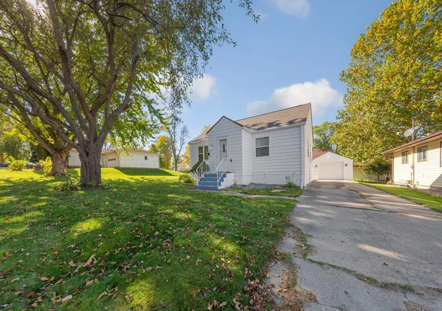 Photo 2 of Single family home for sale at 416 10th Street SE, Waseca, MN 56093 | MLS# 7149388 | Listing updated on 2026-10-23