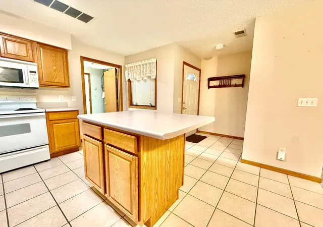 Photo 4 of Townhouse for sale at 103 Raven Ct, Mankato, MN 56001 | MLS# 7149502 | Listing updated on 2026-09-28