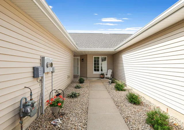Photo 3 of Single family home for sale at 17471 Deerfield Dr SE, Prior Lake, MN 55372 | MLS# 7149532 | Listing updated on 2026-10-08
