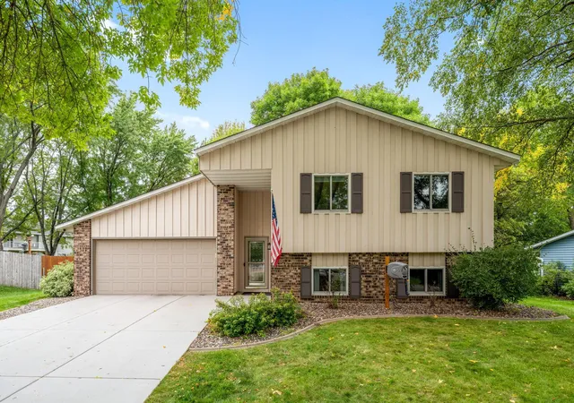 Photo 3 of Single family home for sale at 7476 Jeffery Ln S, Cottage Grove, MN 55016 | MLS# 7149571 | Listing updated on 2026-10-20