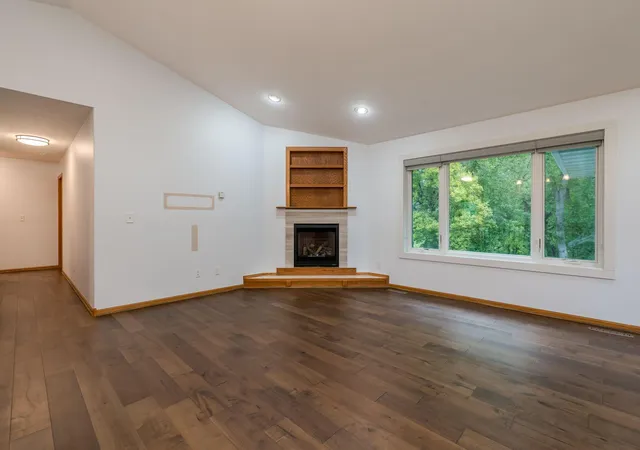 Photo 4 of Single family home for sale at 102 Loraine Dr, Lake Crystal, MN 56055 | MLS# 7149608 | Listing updated on 2026-09-25