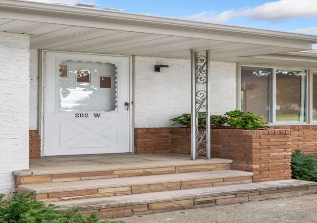 Photo 3 of Single family home for sale at 202 Ash St W, South Saint Paul, MN 55075 | MLS# 7149640 | Listing updated on 2026-09-25