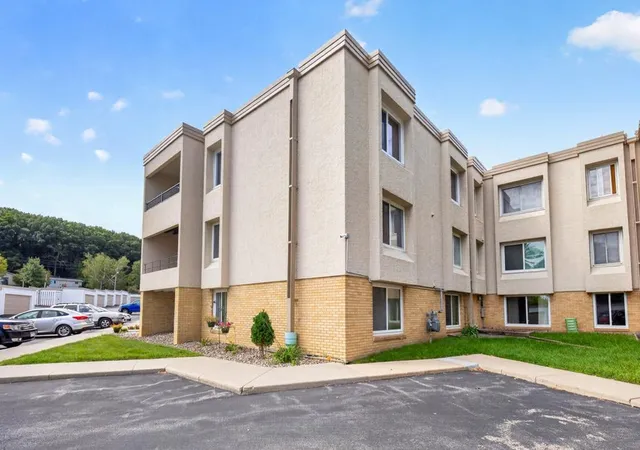 Photo 3 of Condo for sale at 1931 Viking Dr NW #21, Rochester, MN 55901 | MLS# 7149683 | Listing updated on 2026-09-25