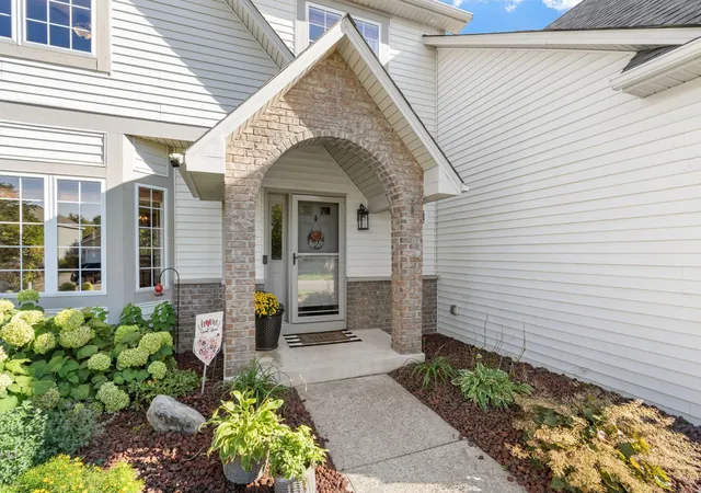 Photo 4 of Single family home for sale at 746 Riesgraf Rd, Carver, MN 55315 | MLS# 7149735 | Listing updated on 2026-10-07