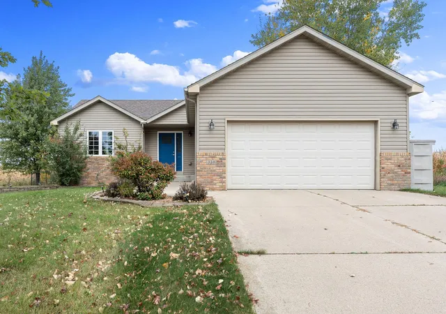 Photo 1 of Single family home for sale at 910 Lee St Ne, Owatonna, MN 55060 | MLS# 7149774 | Listing updated on 2026-10-15