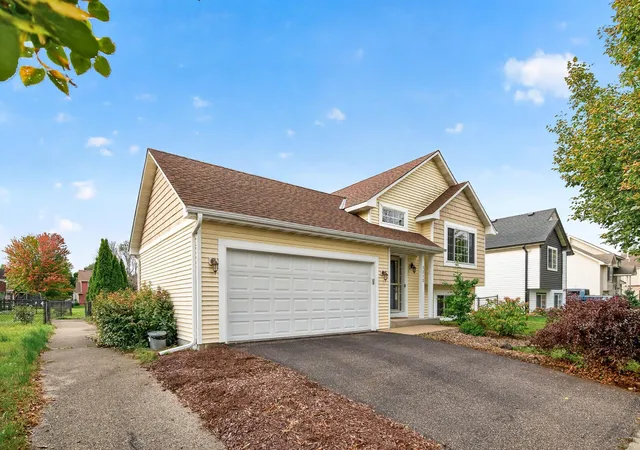 Photo 2 of Single family home for sale at 1212 Elm St, Farmington, MN 55024 | MLS# 7149812 | Listing updated on 2026-10-09