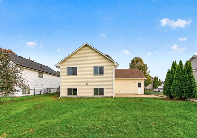 Photo 4 of Single family home for sale at 1212 Elm St, Farmington, MN 55024 | MLS# 7149812 | Listing updated on 2026-10-09