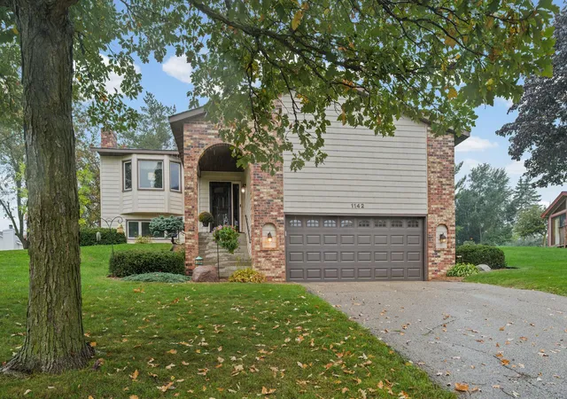 Photo 3 of Single family home for sale at 1142 Parkview Ln, Saint Paul, MN 55123 | MLS# 7149854 | Listing updated on 2026-10-06