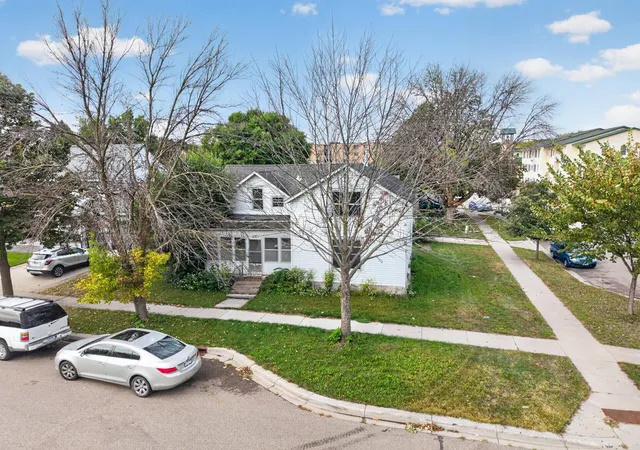 Photo 3 of Single family home for sale at 423 N Ash St, Chaska, MN 55318 | MLS# 7149885 | Listing updated on 2026-10-08