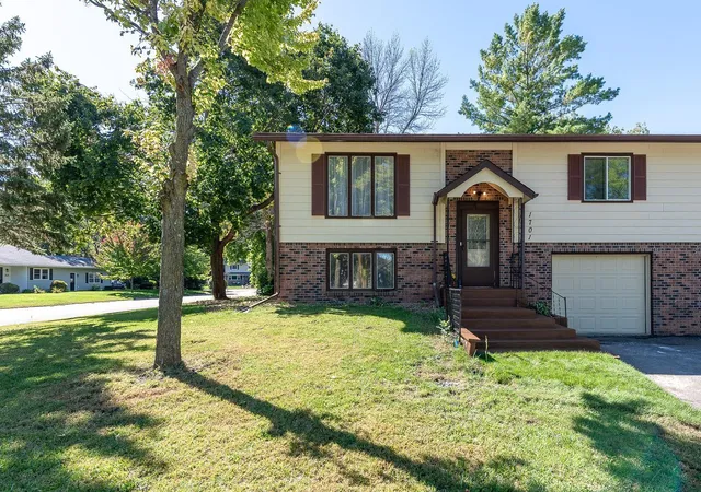 Photo 2 of Single family home for sale at 1701 Quail Roost Dr, North Mankato, MN 56003 | MLS# 7149923 | Listing updated on 2026-09-25