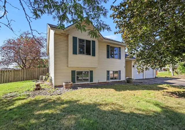 Photo 3 of Single family home for sale at 7850 Grinnell Ct E, Lakeville, MN 55044 | MLS# 7149935 | Listing updated on 2026-10-01