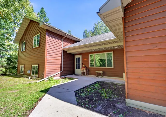 Photo 2 of Single family home for sale at 112 Bay Rd, Coleraine, MN 55722 | MLS# 7149993 | Listing updated on 2026-10-19