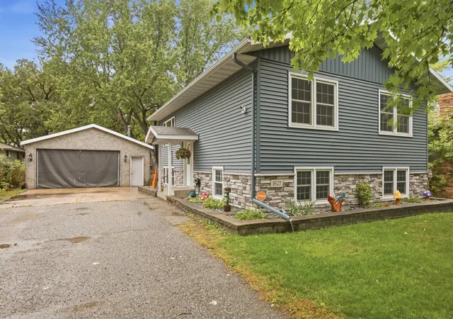 Photo 2 of Single family home for sale at 1627 33rd Avenue N, Saint Cloud, MN 56303 | MLS# 7150001 | Listing updated on 2026-09-26