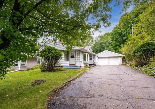 Photo 1 of Single family home for sale at 4016 Allendale Ave, Duluth, MN 55803 | MLS# 7150129 | Listing updated on 2026-09-25