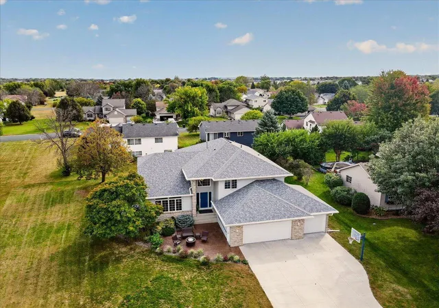 Photo 2 of Single family home for sale at 1585 Monarch St, Shakopee, MN 55379 | MLS# 7150151 | Listing updated on 2026-10-09