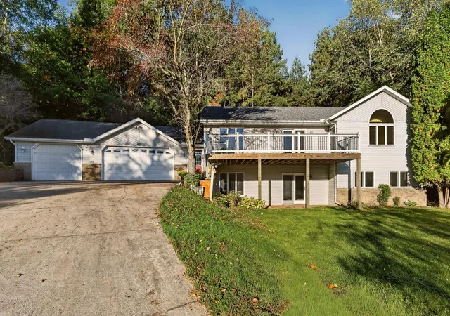 Photo 2 of Sale Pending at 1618 Park Rd, Saint Charles, MN 55972 | MLS# 7150180 | Listing updated on 2026-10-09