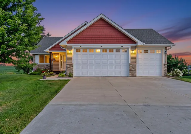Single family home for sale at 914 Prestwick Dr, Belle Plaine, MN 56011 | MLS# 7150186