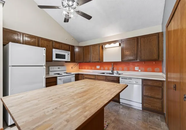 Listing Photo 2 - Condo for sale in building located at 3276 Greenbrier St, Vadnais Heights, MN 55127 - Unit #3276C