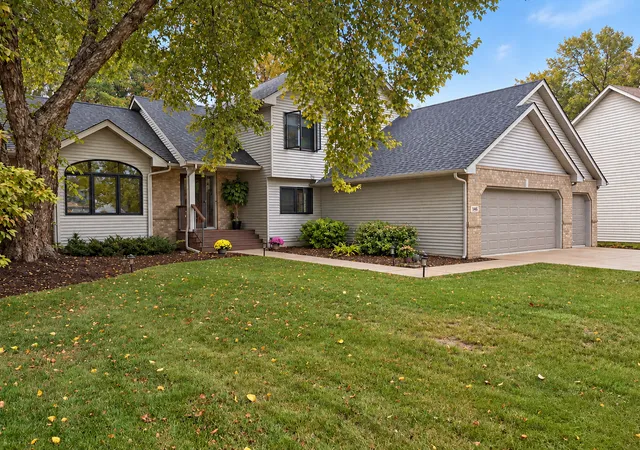 Single family home for sale at 1405 Horseshoe Cir, Saint Paul, MN 55122 | MLS# 7150251