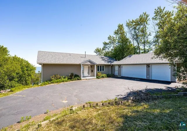 Photo 3 of Single family home for sale at 1002 Martha St, Duluth, MN 55805 | MLS# 7150300 | Listing updated on 2026-09-29