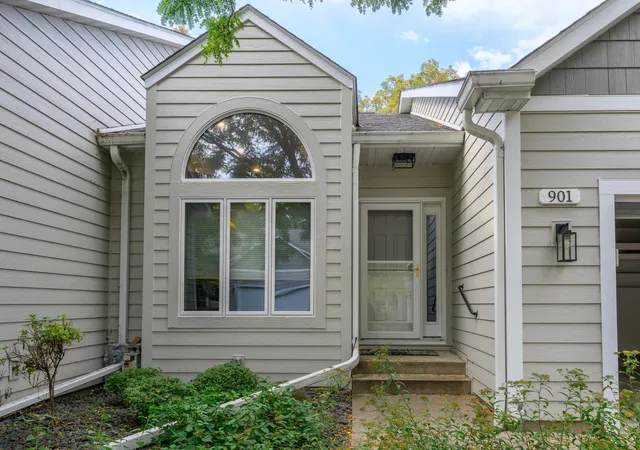 Photo 1 of Single family home for sale at 901 Southcross Dr E, Burnsville, MN 55306 | MLS# 7150328 | Listing updated on 2026-10-09