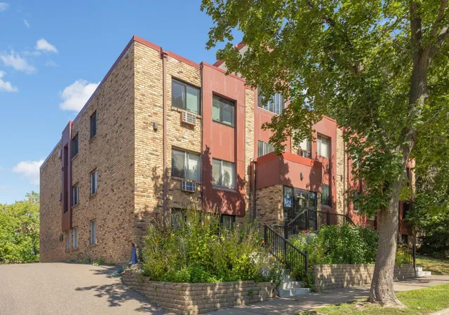 Photo 2 of Condo for sale at 520 Ridgewood Ave #102, Minneapolis, MN 55403 | MLS# 7150379 | Listing updated on 2026-09-29