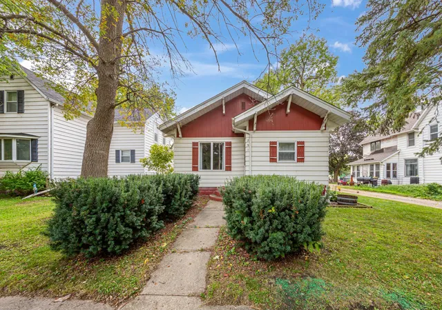 Photo 1 of Single family home for sale at 251 N Lincoln St, Lake Crystal, MN 56055 | MLS# 7150476 | Listing updated on 2026-09-28