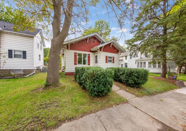 Photo 2 of Single family home for sale at 251 N Lincoln St, Lake Crystal, MN 56055 | MLS# 7150476 | Listing updated on 2026-09-28