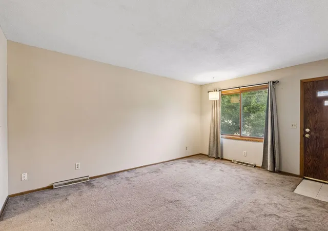Listing Photo 5 - Condo for sale in building located at 2222-2226 Beech St E, Saint Paul, MN 55119