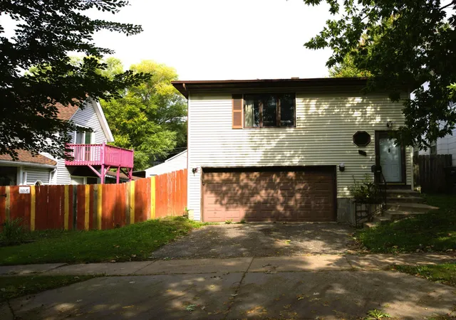 Photo 1 of Single family home for sale at 1639 4th Street E, Saint Paul, MN 55106 | MLS# 7150550 | Listing updated on 2026-10-08