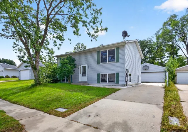 Photo 1 of Single family home for sale at 1932 S Village Dr Se, Rochester, MN 55904 | MLS# 7150552 | Listing updated on 2026-09-29