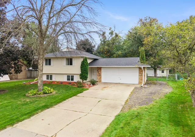 Photo 2 of Single family home for sale at 2483 Hidden Valley Ln, Stillwater, MN 55082 | MLS# 7150592 | Listing updated on 2026-09-30