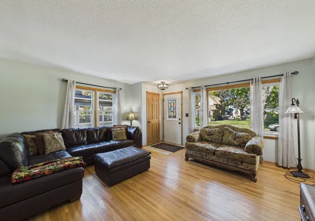 Photo 2 of Single family home for sale at 186 Hurley St E, Saint Paul, MN 55118 | MLS# 7150615 | Listing updated on 2026-10-06