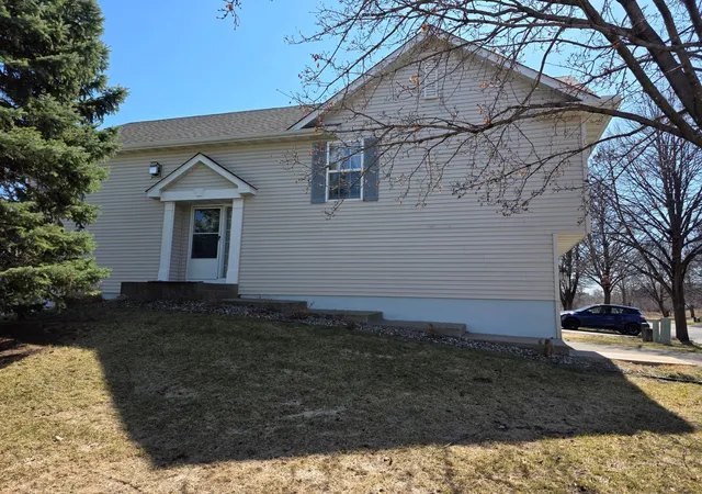 Photo 2 of Single family home for sale at 7510 Hampton Ln, Shakopee, MN 55379 | MLS# 7150635 | Listing updated on 2026-09-26