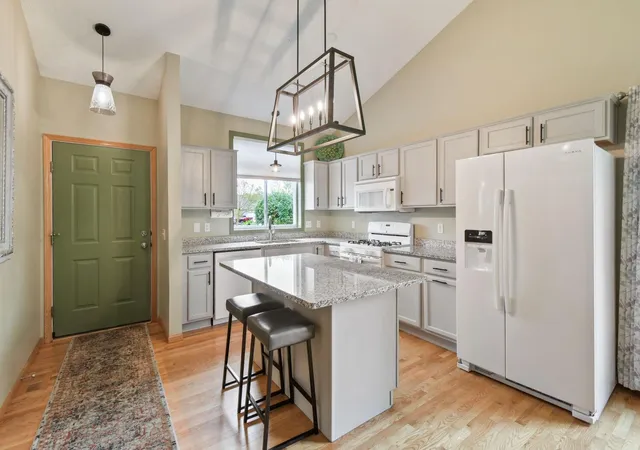 Photo 4 of Single family home for sale at 667 35th Street W, Hastings, MN 55033 | MLS# 7150717 | Listing updated on 2026-10-06