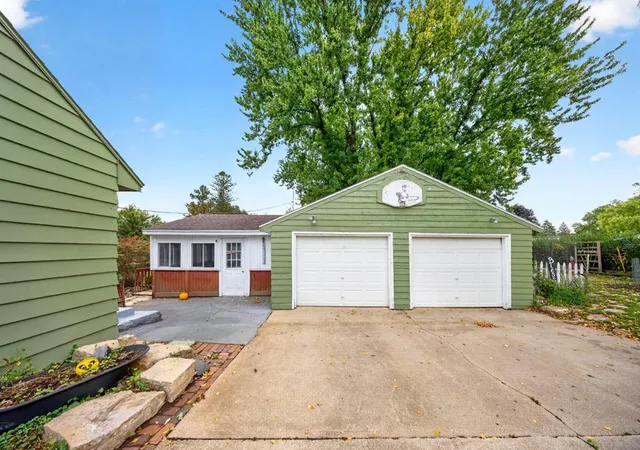 Photo 2 of Single family home for sale at 2712 25th Avenue SE, Rochester, MN 55904 | MLS# 7150726 | Listing updated on 2026-10-10