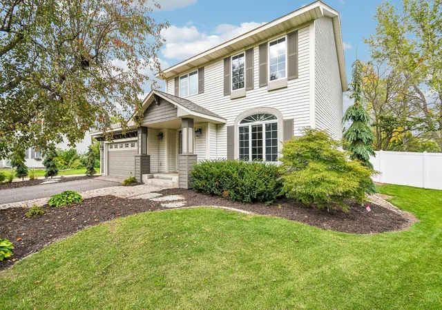 Photo 1 of Single family home for sale at 1075 Fallbrook Ln, Saint Paul, MN 55125 | MLS# 7150747 | Listing updated on 2026-10-02