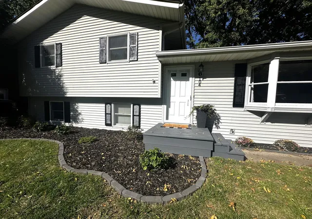 Photo 2 of Single family home for sale at 104 W Thomas Ave, Marshall, MN 56258 | MLS# 7150766 | Listing updated on 2026-10-02