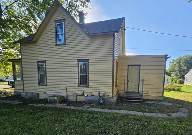 Photo 2 of Single family home for sale at 225 Union St, Tracy, MN 56175 | MLS# 7150779 | Listing updated on 2026-09-30