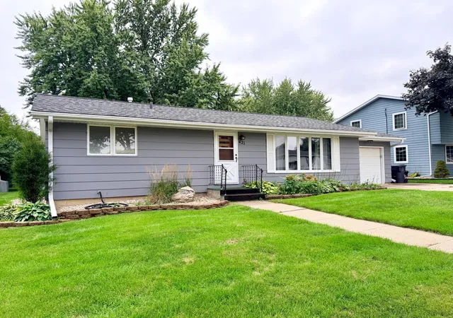 Photo 2 of Single family home for sale at 421 Miles Dr, Worthington, MN 56187 | MLS# 7150808 | Listing updated on 2026-10-06