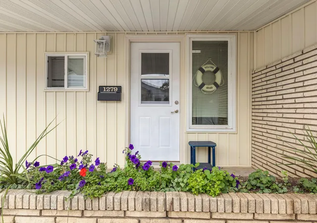Photo 3 of Sale Pending at 1279 Smith Ave S, Saint Paul, MN 55118 | MLS# 7150828 | Listing updated on 2026-10-05